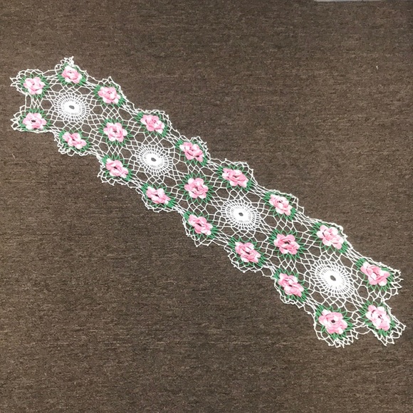 Vintage Crochet 3D Pink Rose Doily Runner - Picture 1 of 3